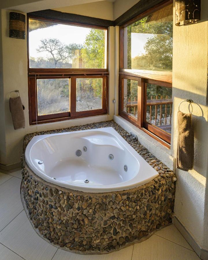 Leopard'S Lair Bush Lodge โฮดสปรูท ภายนอก รูปภาพ
